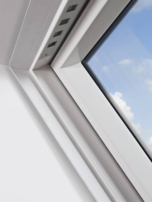 Пластиковое мансардное окно PTP-V U4 с двухкамерным морозостойким стеклопакетом